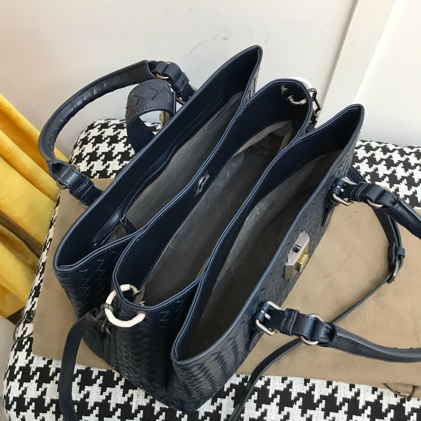 BOTTEGA VENETA Сумка Roma Medium из мягкой кожи BOTTEGA VENETA Сумка Roma Medium из мягкой кожи