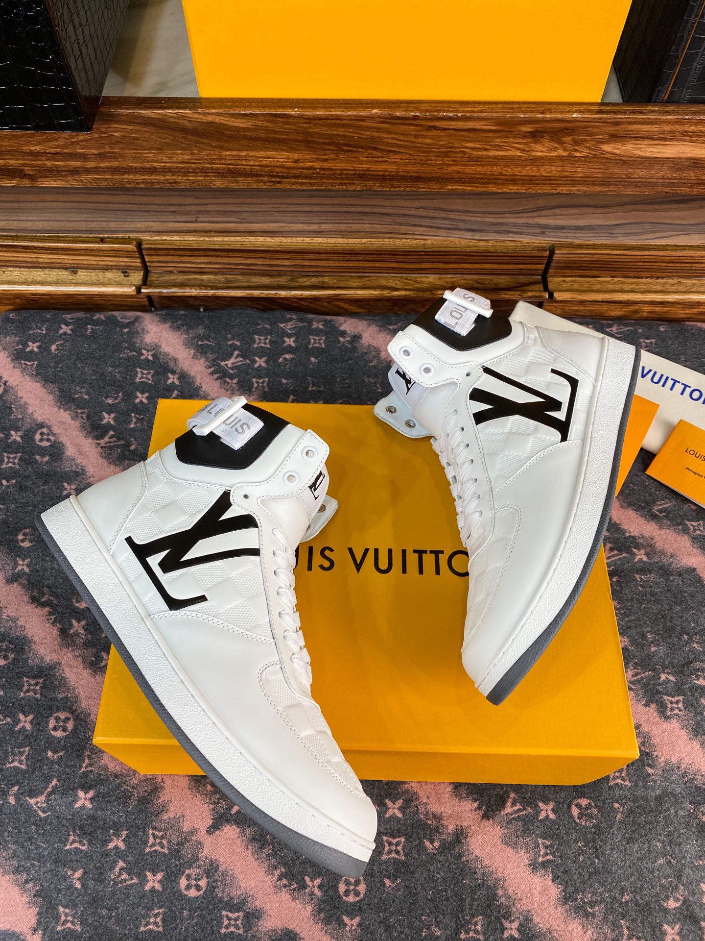 LOUIS VUITTON Женские кроссовки LOUIS VUITTON Женские кроссовки